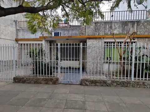 Venta de casa en Moron 4 ambientes, garage +depto Independiente con cocina y baño. Para refacci...