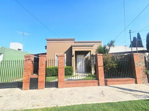 VENTA  CASA TRES AMBIENTES PILETA APTO CRÉDITO
