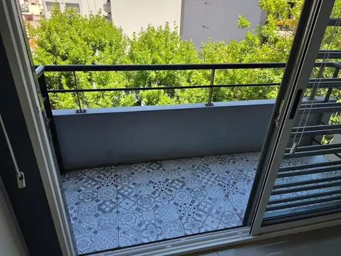 1 1/2 AMB. AL FRENTE DIVISIBLE CON BALCÓN!