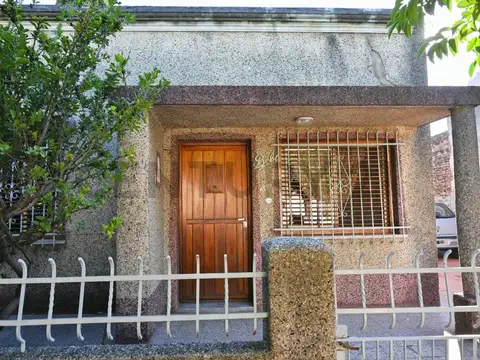 VENTA DE CASA 3 AMBIENTES CON PATIO Y COCHERA EN LOMAS DE ZAMORA