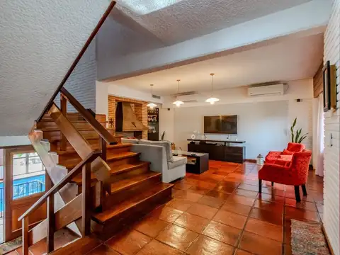 Casa en Venta con 2 cocheras