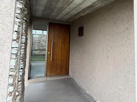 Hermosa casa moderna y amplia de excelente diseño.