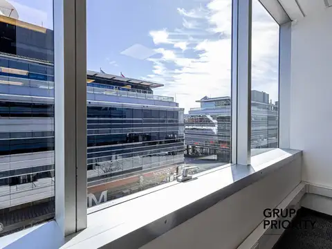 Oficina en Alquiler con 1 cochera