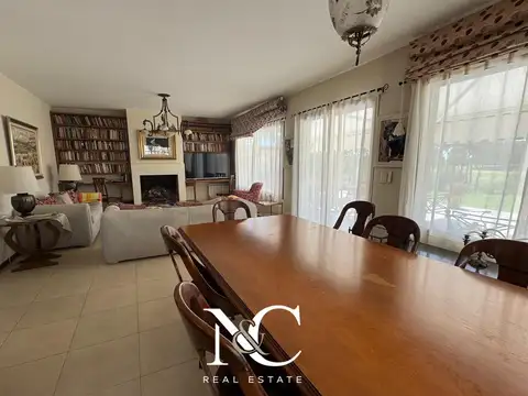 Casa en Venta con 3 cocheras