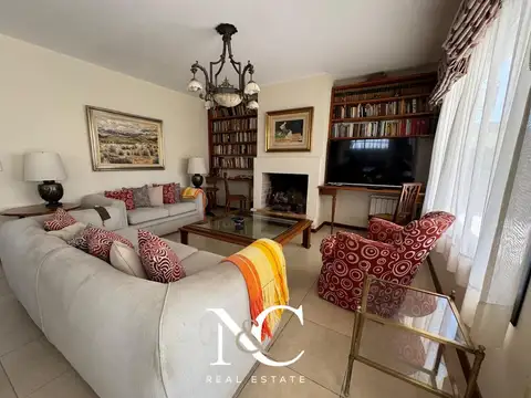 Casa 8 ambientes con 3 baños