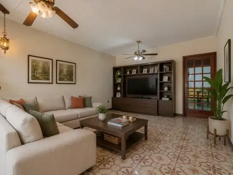 Casa de 5 ambientes con cochera y gran jardín