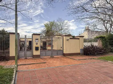 VENTA CASA 3 AMBIENTES Y 2 DEPARTAMENTOS U OFICINA