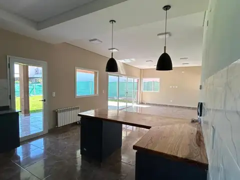 Casa 4 ambientes con 3 baños