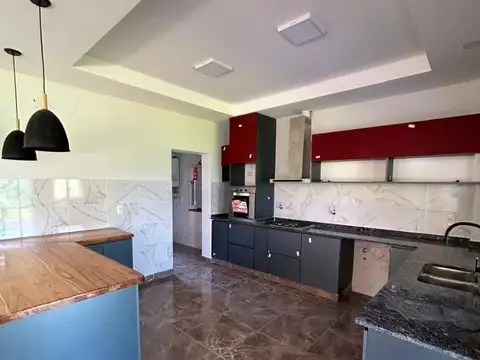 Casa en Alquiler con 2 cocheras