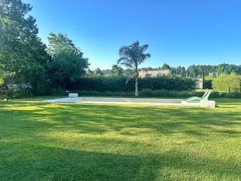 Casa en Alquiler con 2 cocheras