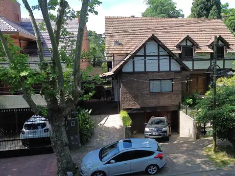 Casa en Venta con 3 cocheras