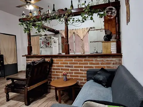 Casa 6 ambientes con 2 baños