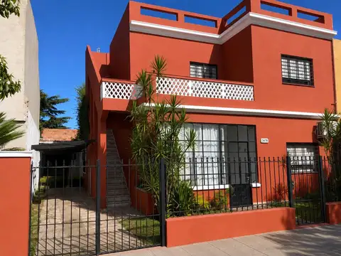OPORTUNIDAD CASA 6AMB CON PATIO, COCHERA Y TERRAZA. ESCUCHA