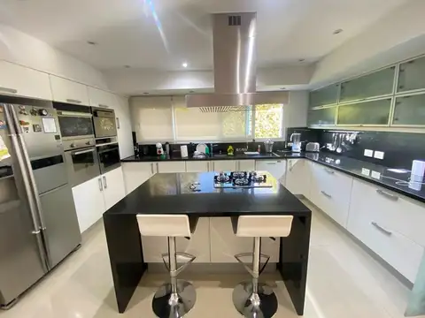 Casa en Venta con 4 cocheras