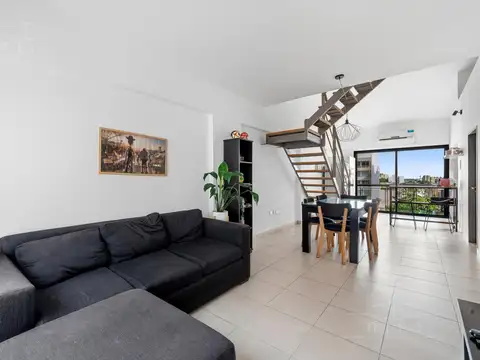 Loft luminoso con balcón y gran altura – En excelente estado