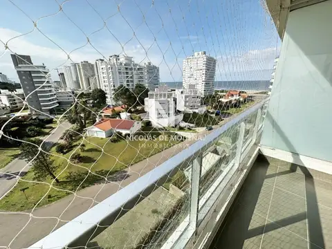 Exclusivo apartamento de dos dormitorios en zona Brava, Punta del Este a una cuadra de la playa.