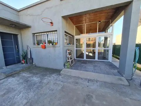 Casa 6 ambientes con 1 baño