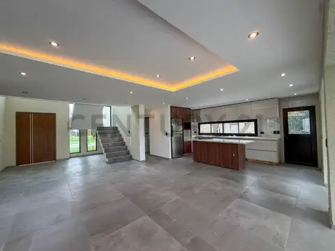 Casa en Venta con 4 cocheras