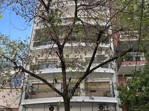 Hermoso piso 3 ambientes de 103m2 al frente con balcón a reciclar