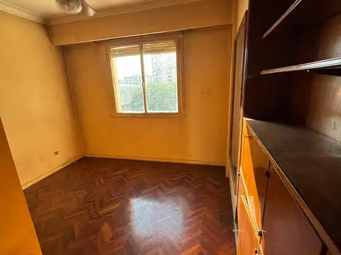 Hermoso piso 3 ambientes de 103m2 al frente con balcón a reciclar