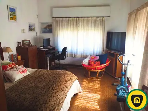 Letonia al 1000 Casa 4 amb, depto al fondo 2 amb, parrilla, galería, cochera 3 autos.