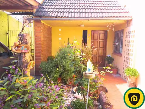 Letonia al 1000 Casa 4 amb, depto al fondo 2 amb, parrilla, galería, cochera 3 autos.