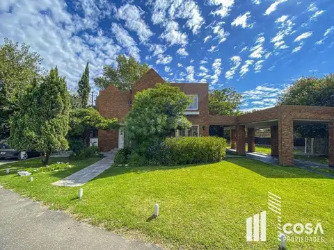 Casa en venta 4 dormitorios con amplio jardín y piscina Green Village  Fisherton Rosario