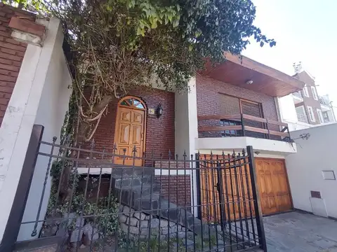 San Andrés. Hermoso Triplex 4 ambientes c/cochera y jardín