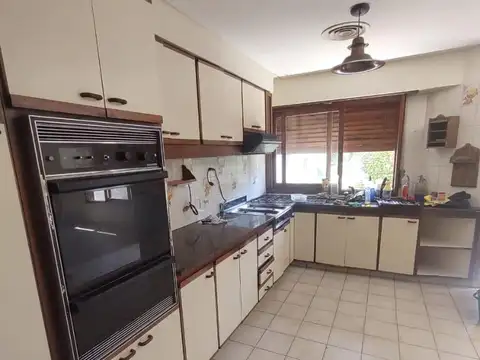 San Andrés. Hermoso Triplex 4 ambientes c/cochera y jardín