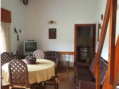 VENTA AMPLIO CHALET CON PATIO Y COCHERA * GESELL