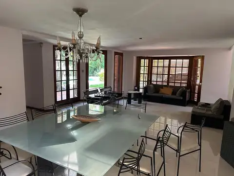 Casa en Alquiler con 4 cocheras