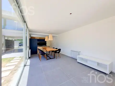 Casa 4 ambientes con 2 baños