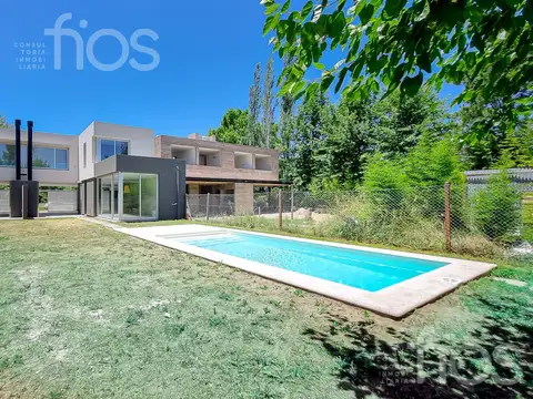 VENTA CASA A ESTRENAR DE TRES DORMITORIOS, CON JARDIN, PILETA Y COCHERA EN FISHERTON