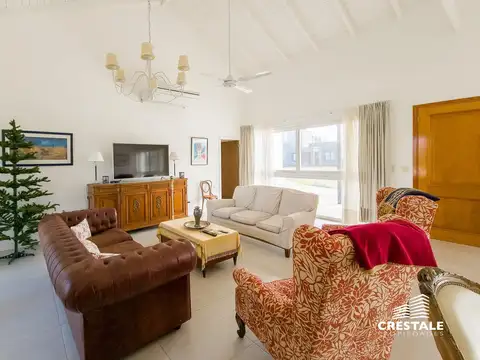 Casa en Alquiler con 2 cocheras