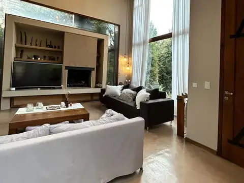 Casa 5 ambientes con 2 baños