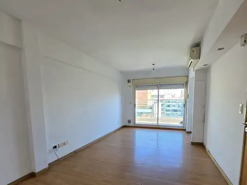 DEPARTAMENTO DE 3 AMBIENTES  FLORES - SEMIPISO AL FRENTE VISTA ABIERTA
