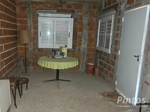 Casa 8 ambientes con 2 baños