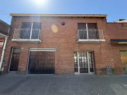 Casa de 5 ambientes con local comercial en venta – San Martín Centro