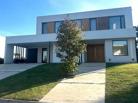 VENTA CASA, EXCLUSIVO BARRIO LA CALESA, PILARA