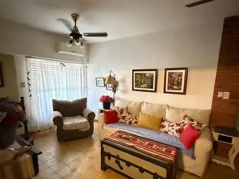 Casa 4 ambientes con terraza y cochera en venta
