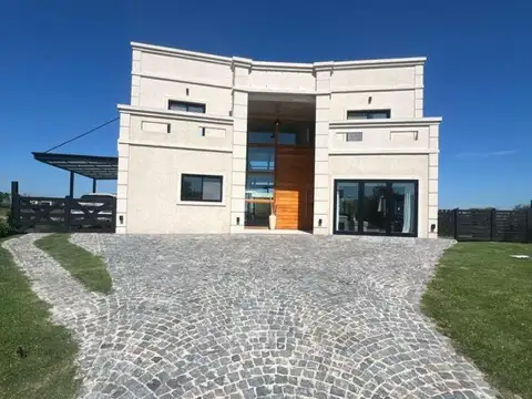 Hermosa Casa En Venta En El Canton Golf