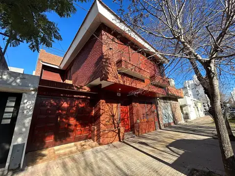 Casa en venta - 5 Dormitorios 5 Baños - Cocheras - 400Mts2 - La Plata