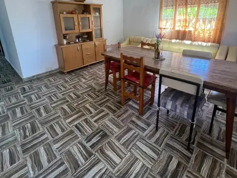 Casa 4 ambientes con 2 baños