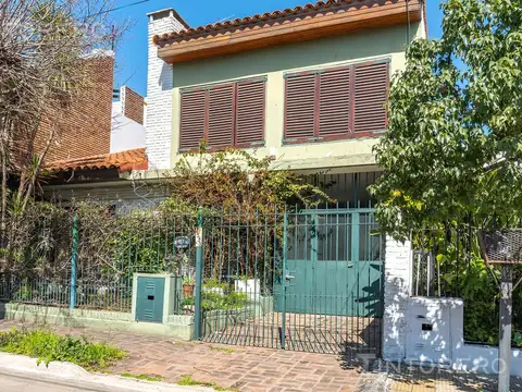 Casa en venta de 5 ambientes con parque y pileta en Padua.