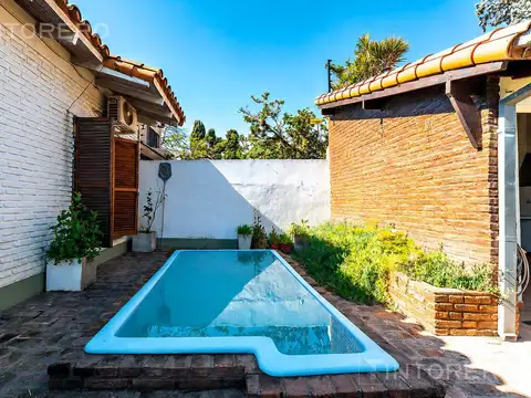Casa en venta de 5 ambientes con parque y pileta en Padua.