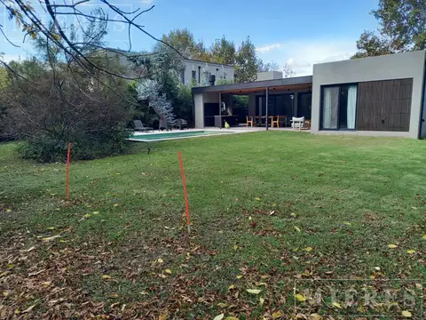 Casa en Alquiler con 2 cocheras