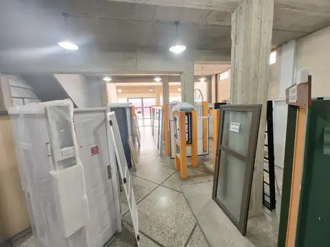 Se alquila Local comercial con depósito y oficinas