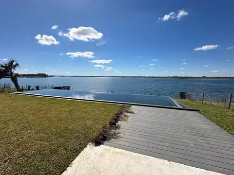 Casa en venta al lago en barrio Marinas Puertos