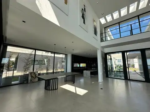 Casa en Venta con 3 cocheras