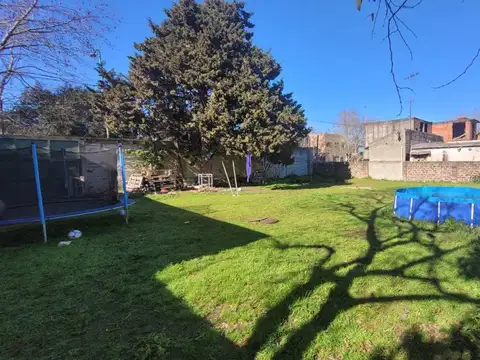VENTA CASA CON LOTE 700 M2. PLATANOS. BERAZATEGUI